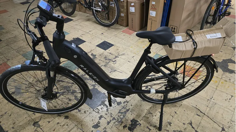 EX-DEMO Raleigh Motus GT 700c Electric Hybrid Bike Black 500Wh-1