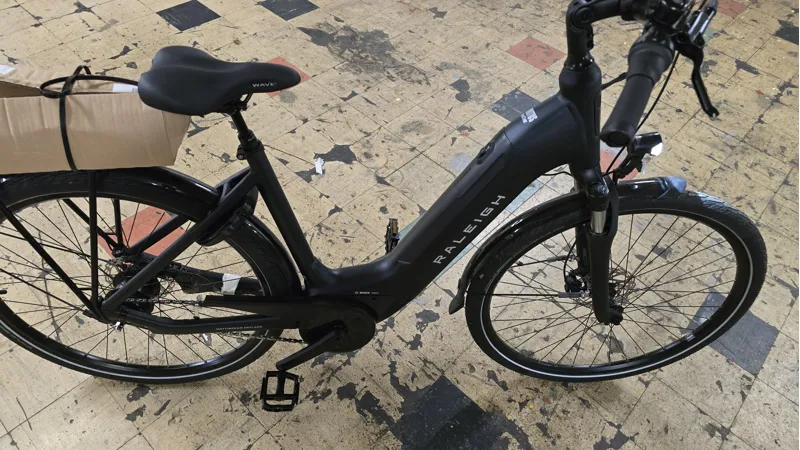 EX-DEMO Raleigh Motus GT 700c Electric Hybrid Bike Black 500Wh-2