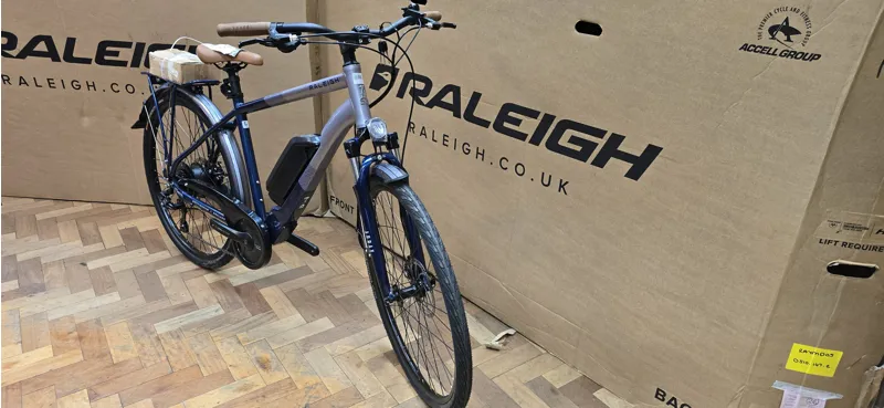 EX-DEMO Raleigh Array 700c Electric Hybrid Bike Silver/Blue 400Wh-2