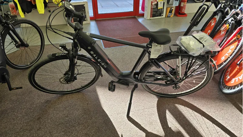 EX-DEMO Raleigh Motus G/Tour 700c Electric Hybrid Bike Black 500W-2