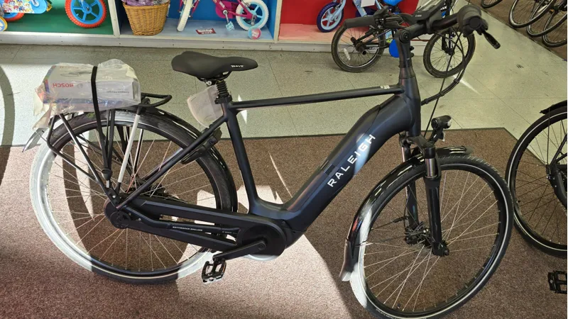 EX-DEMO Raleigh Motus G/Tour 700c Electric Hybrid Bike Black 500W-1