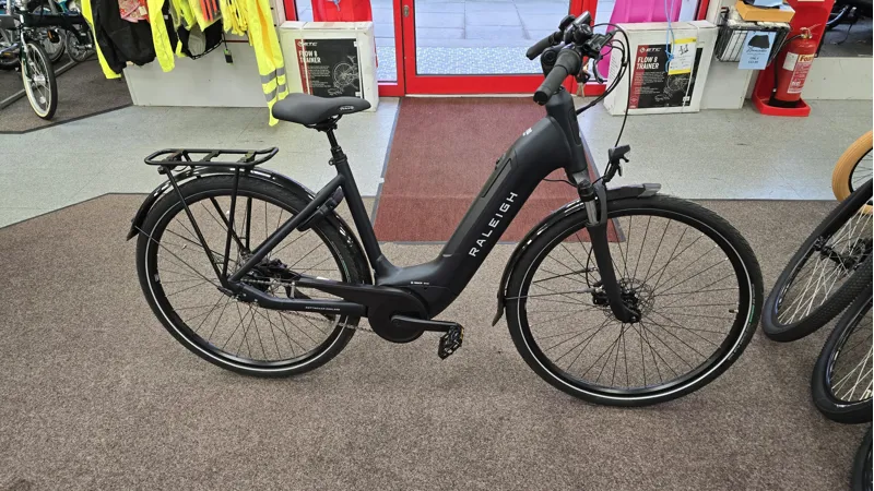 EX-DEMO Raleigh Motus GT 700c Electric Hybrid Bike Black 500Wh-3