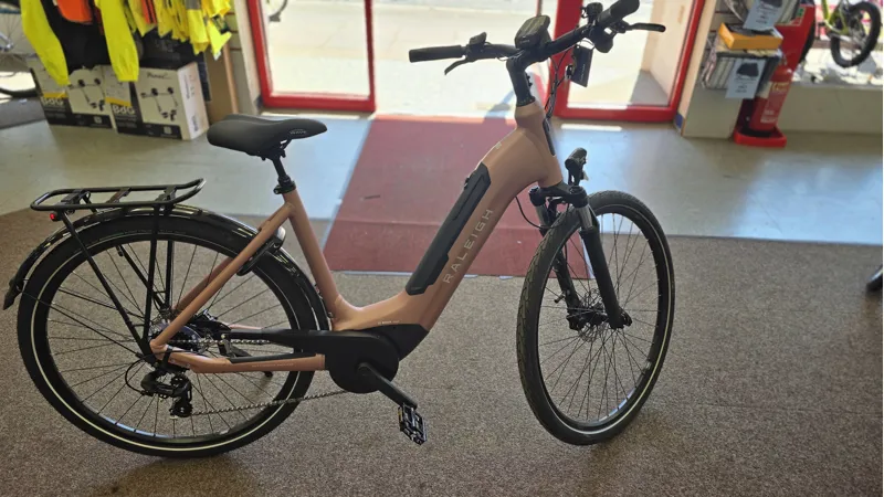 EX-DEMO Raleigh Motus Tour 700c Electric Hybrid Bike Pink 500Wh-1