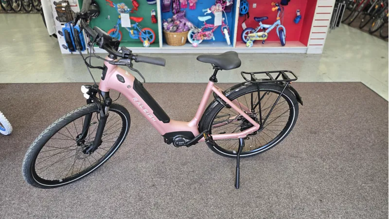 EX-DEMO Raleigh Motus Tour 700c Electric Hybrid Bike Pink 500Wh-2