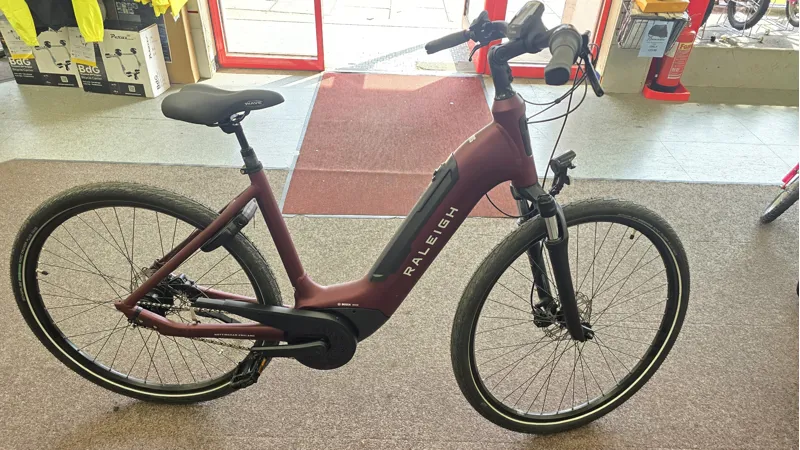 EX-DEMO Raleigh Motus Tour700c Electric Hybrid Bike Red 500WH-1