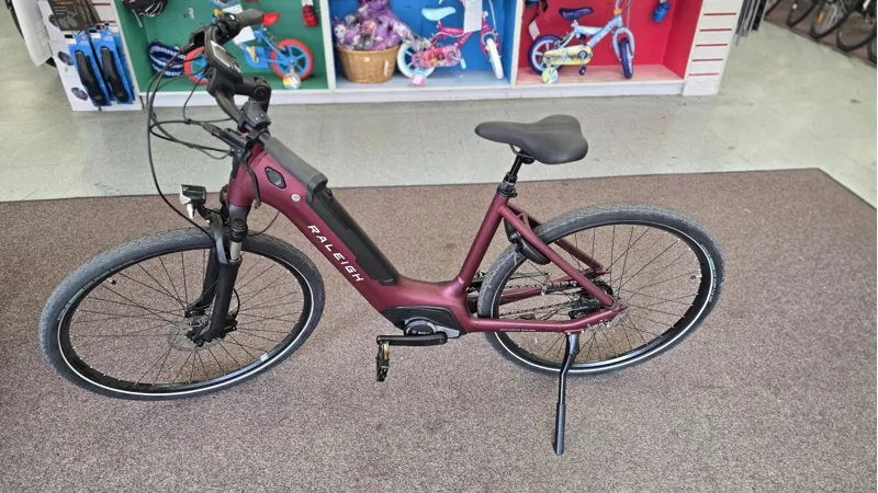 EX-DEMO Raleigh Motus Tour700c Electric Hybrid Bike Red 500WH-2